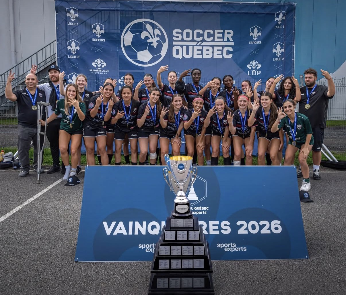 Les U17 F de l’AS Laval posent avec la Coupe du Québec 2026