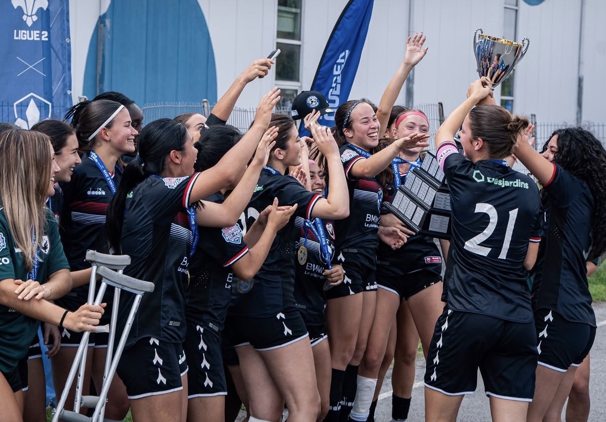 Les joueuses de l’AS Laval célèbrent un titre avec leur trophée