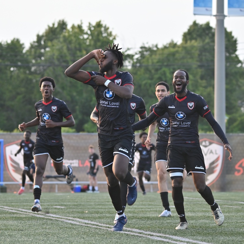 Joueurs de l’AS Laval qui célèbrent un but en match semi-pro