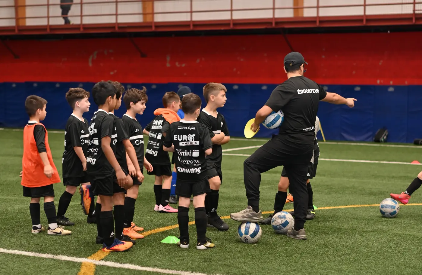 Jeunes joueurs du Micro Soccer de l’AS Laval à l’entraînement