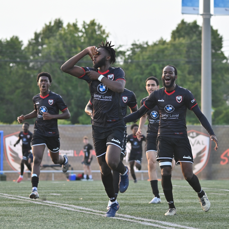 Joueurs semi-pro de l’AS Laval qui célèbrent un but en LS PRO