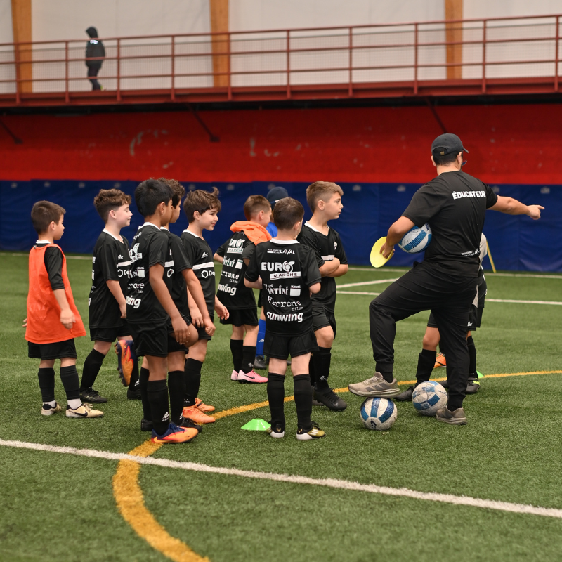Jeunes joueurs du CDC de l’AS Laval à l’entraînement avec leur entraîneur