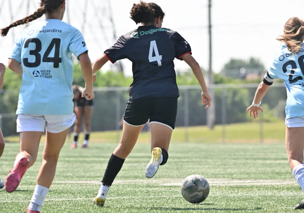 Joueuse juvénile de l’AS Laval qui s’élance vers le ballon pendant un match