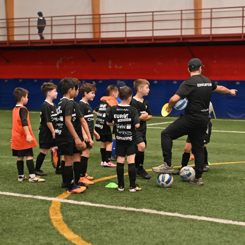 Jeunes joueurs du CDC de l’AS Laval à l’entraînement avec leur entraîneur