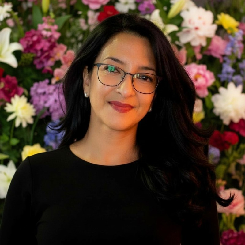 Valentino - A Life in Red, Beauty, & Bloom