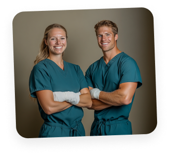 Employés de Staff Santé - Deux professionnels de la santé souriants en uniforme médical vert avec les bras croisés. - Image généré par intéligence artifitiel.