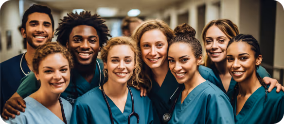 Employés de Staff Santé - Groupe diversifié de huit professionnels de la santé souriants portant des uniformes médicaux verts dans un couloir d'hôpital. - Image généré par intéligence artifitiel.