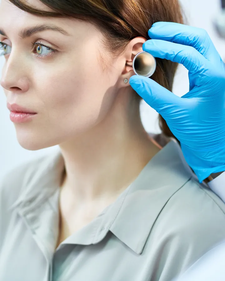 audiologist-examining-womens-ears