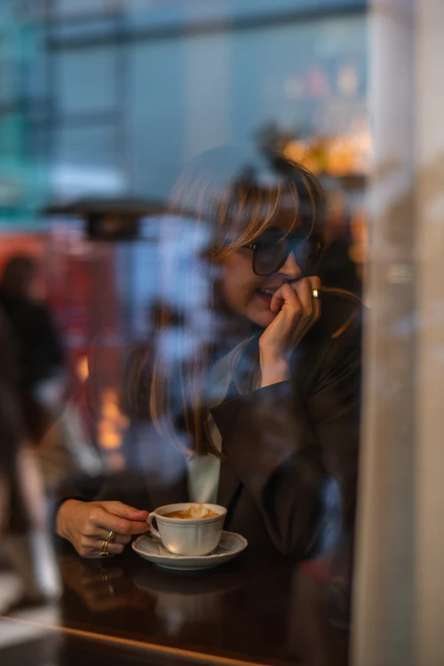 Marta Waluk – stylistka z Warszawy podczas spotkania przy kawie, elegancka codzienna stylizacja premium.