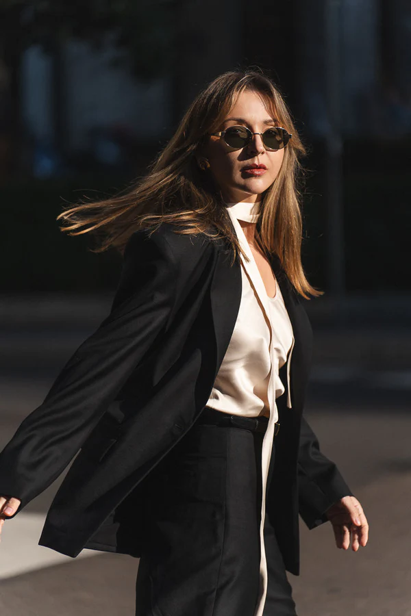 Marta Waluk – stylistka Warszawa w eleganckim czarnym garniturze i jedwabnej bluzce, stylizacje miejskie premium.