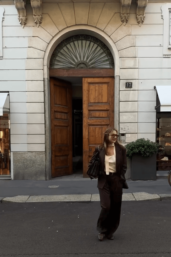 Marta Waluk – stylistka z Warszawy w eleganckim brązowym garniturze, klasyczna stylizacja miejska premium.