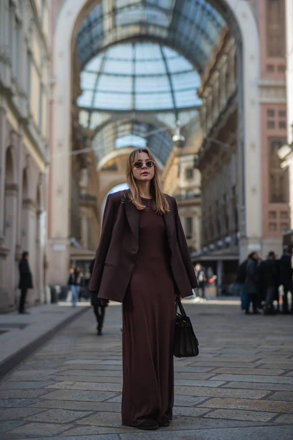 Stylizacja premium w brązowej sukience i marynarce – Marta Waluk, stylistka Warszawa, elegancja i ponadczasowość w modzie.