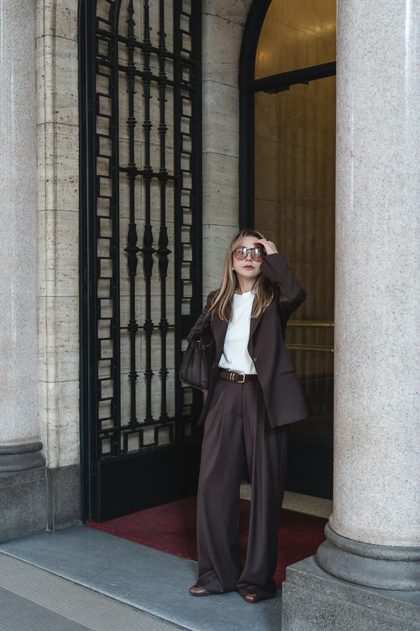 Marta Waluk – stylistka z Warszawy w brązowym garniturze i białej bluzce, elegancka stylizacja na co dzień.