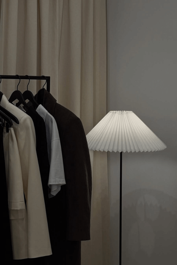 Przegląd szafy z Martą Waluk – minimalistyczna garderoba w neutralnych kolorach, stylizacja premium Warszawa.