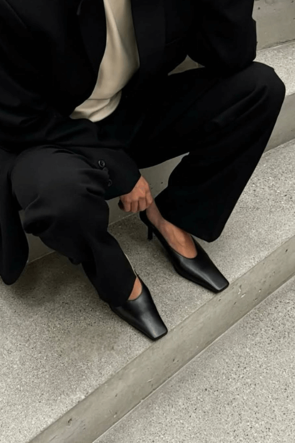 Minimalistyczna stylizacja w czerni – eleganckie buty i garnitur, inspiracje modowe od Marty Waluk stylistki Warszawa.