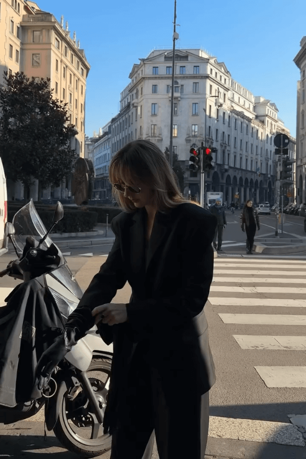 Marta Waluk – elegancki czarny garnitur w codziennej stylizacji miejskiej, klasyka i nowoczesność w Warszawie.