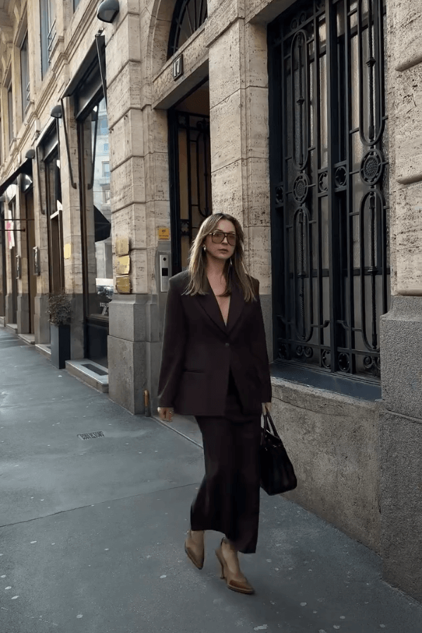 Marta Waluk – modna stylizacja biznesowa w brązowym garniturze, ponadczasowa klasyka w miejskim stylu Warszawy.