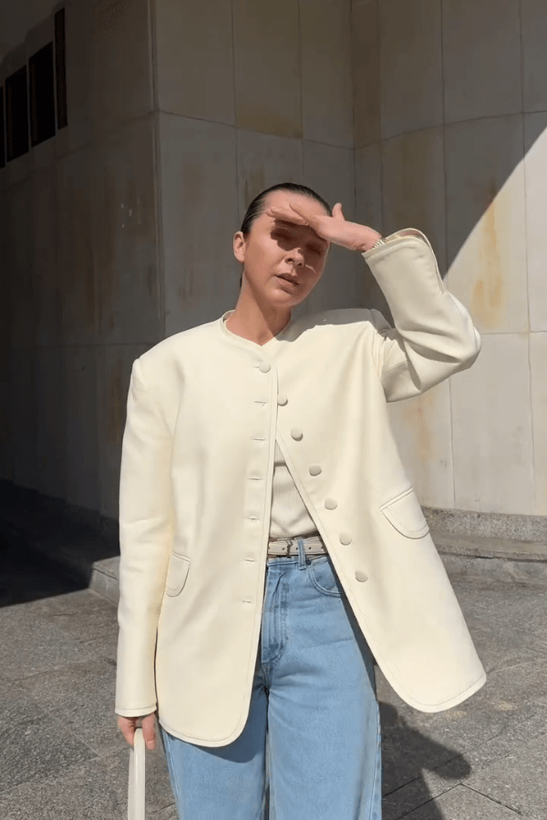 Stylizacja casualowa premium – biała marynarka i jeansy w miejskim wydaniu, moda świadoma z Martą Waluk w Warszawie.