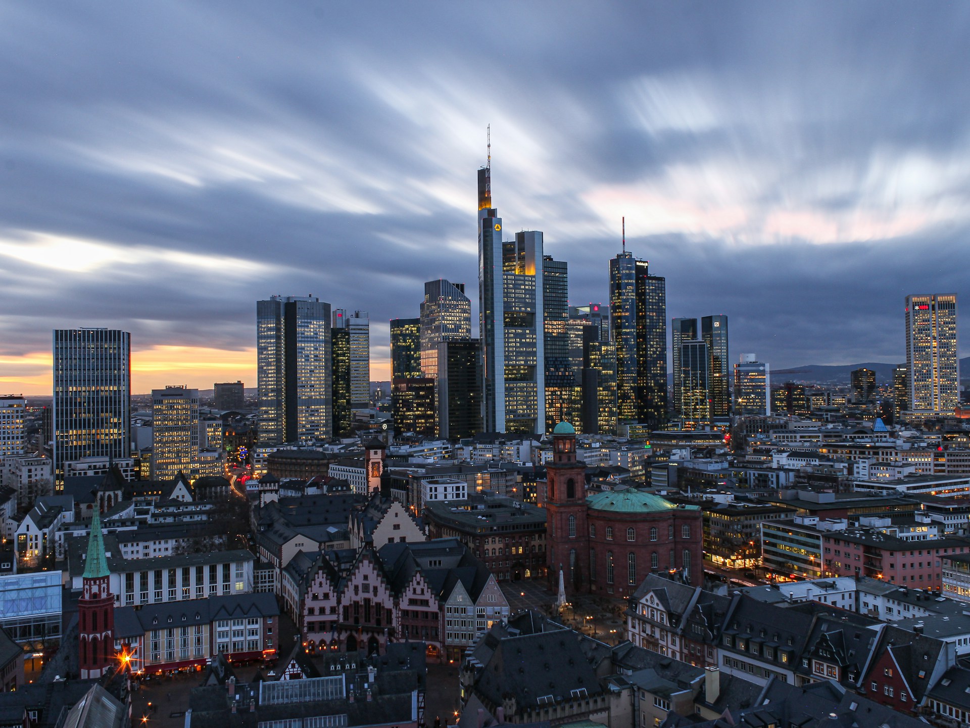 Frankfurter Bankenskyline am Abend als Symbolbild für gewerbliche Immobilienzinsen und Bankkonditionen im zweiten Halbjahr 2026