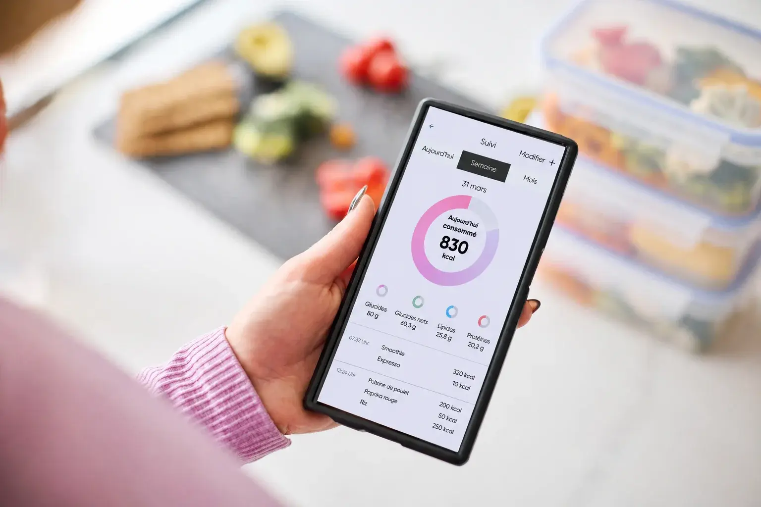 Personne utilisant une application de suivi des calories pour contrôler son apport énergétique quotidien.