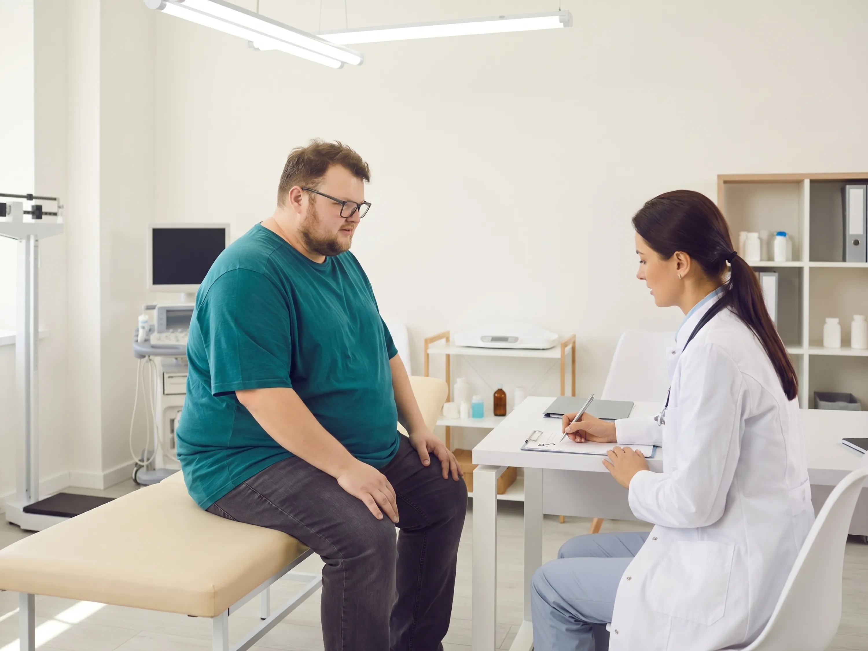 Patient en situation d’obésité consultant une médecin au sujet d’une cure contre l’obésité.