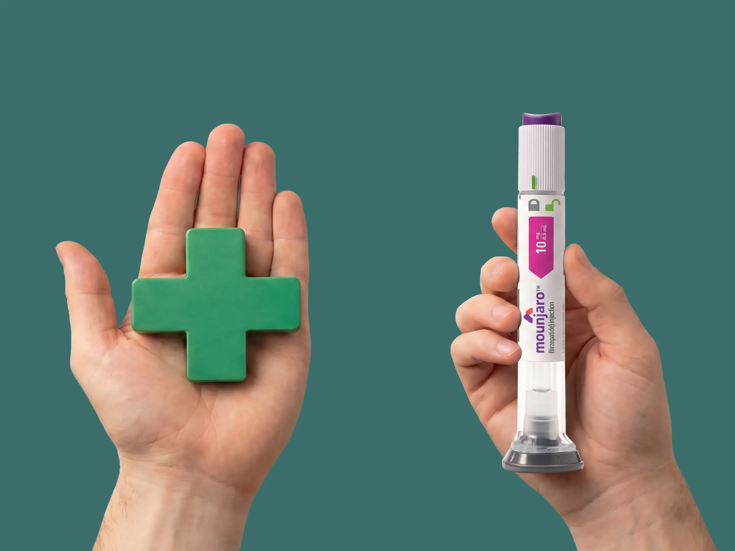 Une main tient une croix de pharmacie verte, l'autre un stylo Mounjaro 10 mg.