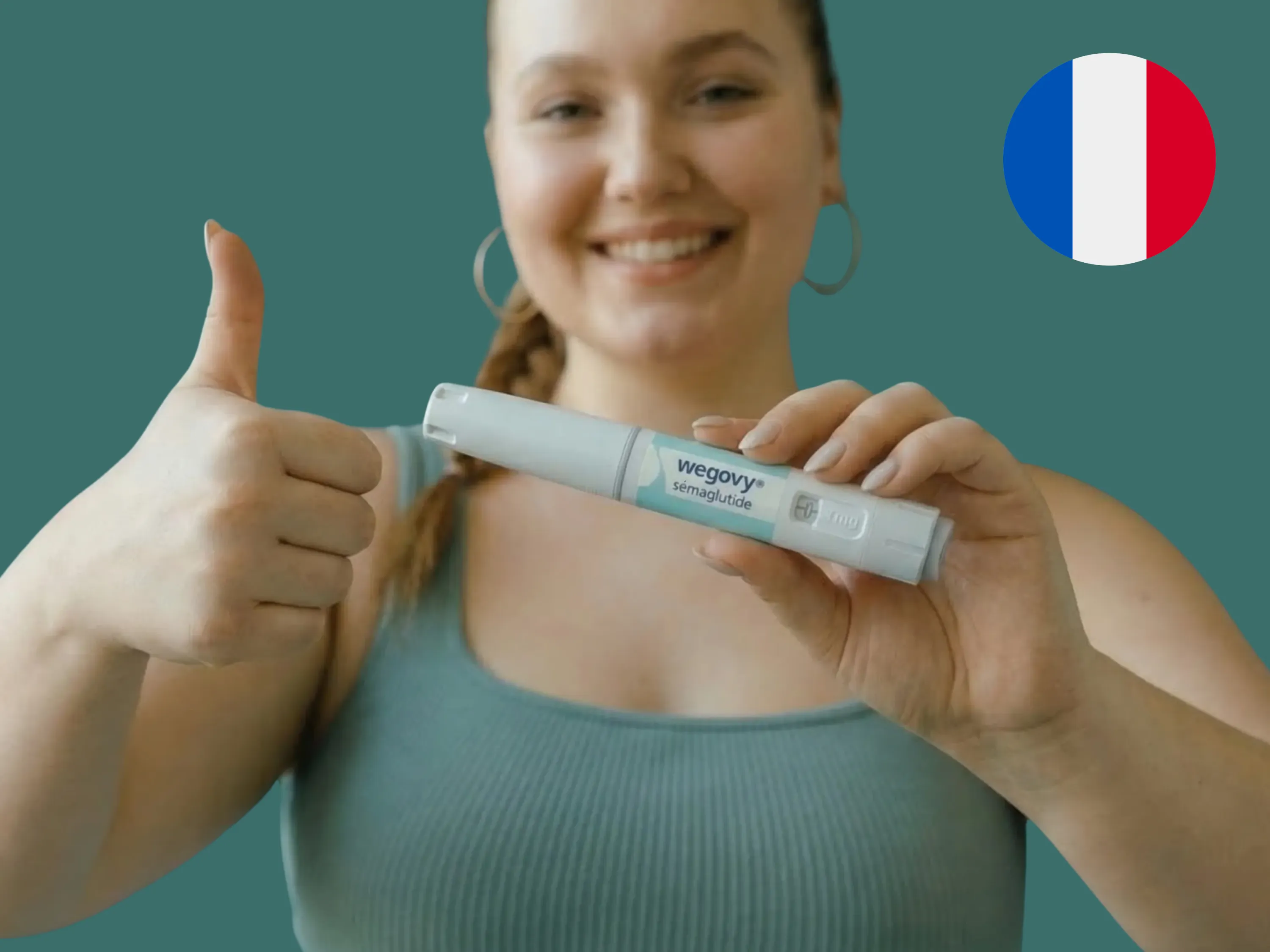 Une femme souriante fait un pouce levé avec un stylo Wegovy, drapeau français en médaillon.