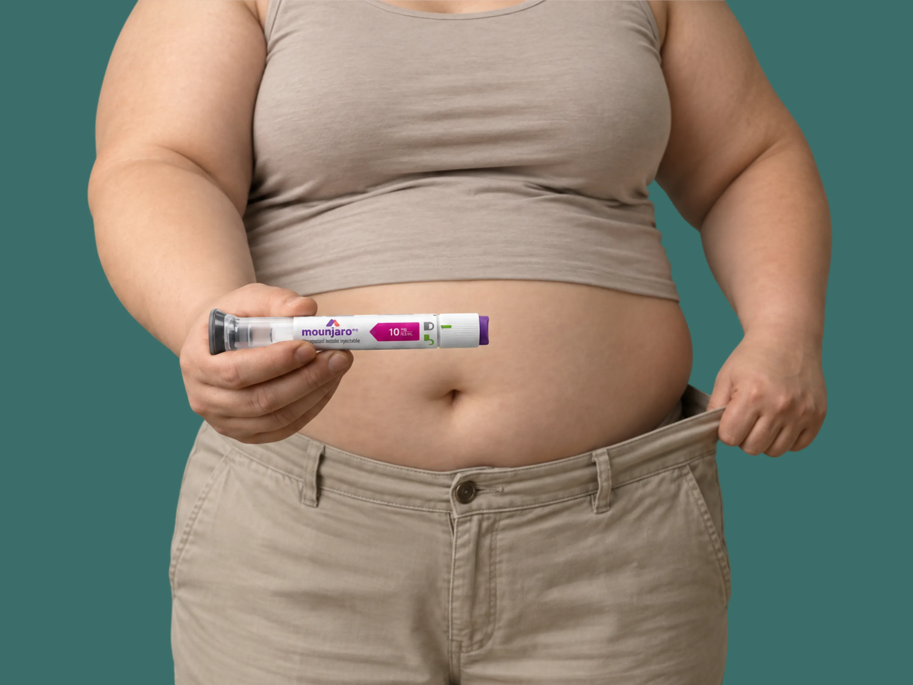 Une femme tient un stylo Mounjaro 10 mg devant son jean trop large, sur fond vert.