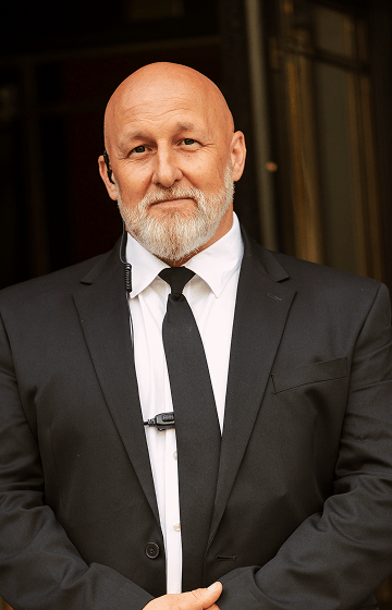 Поважний охоронець у костюмі