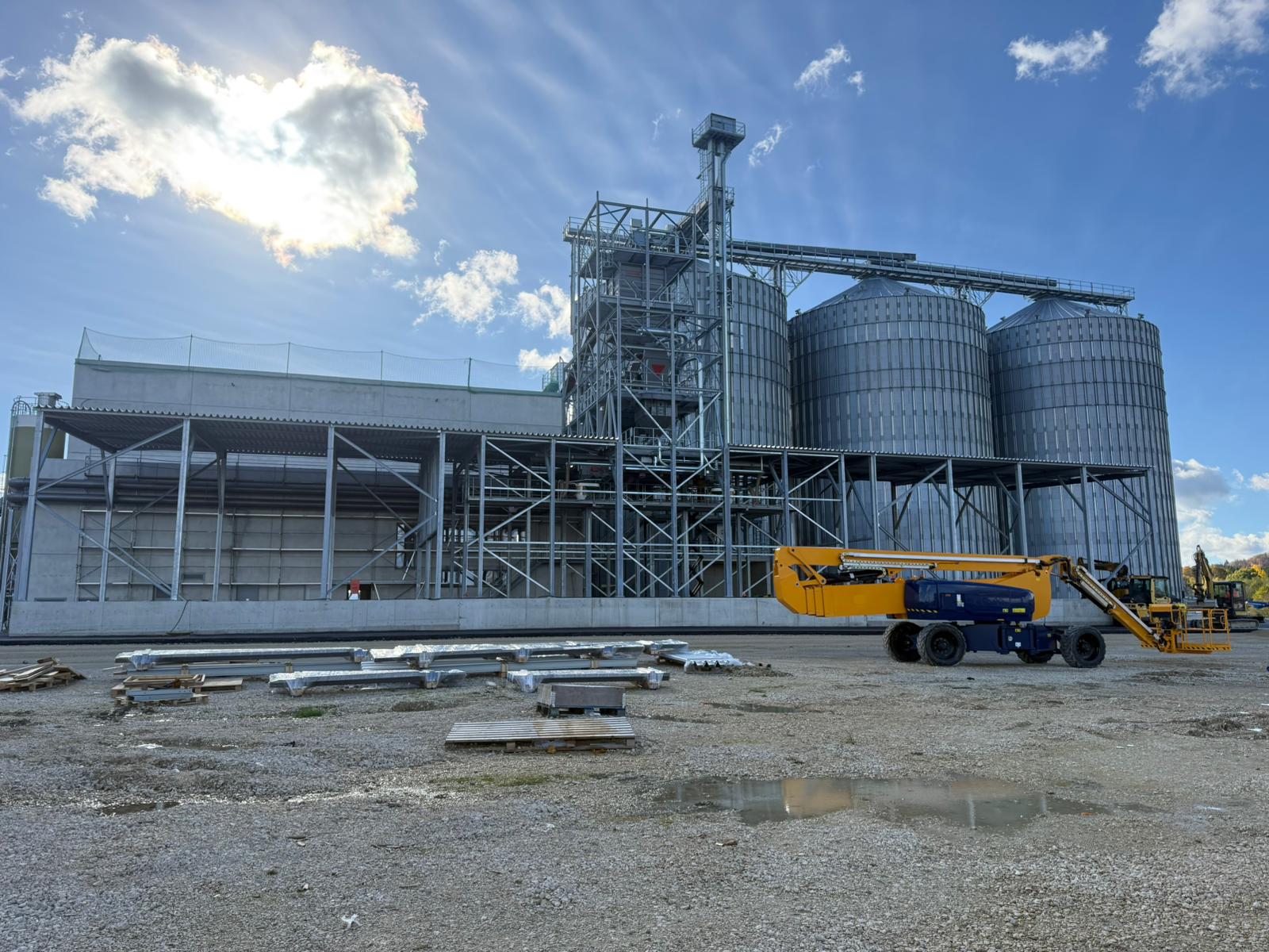 Steel structure assembly for an industrial silo tower