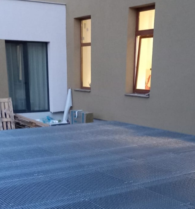 Stahlkonstruktion einer Dachterrasse mit feuerverzinktem Gitterrost in SeneCura Písek
