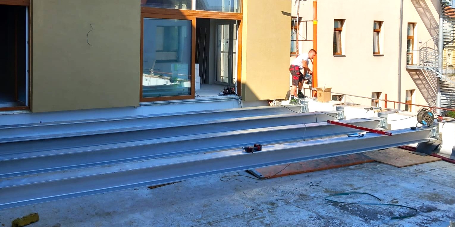 Steel rooftop terrace structure with galvanized grating in SeneCura Písek