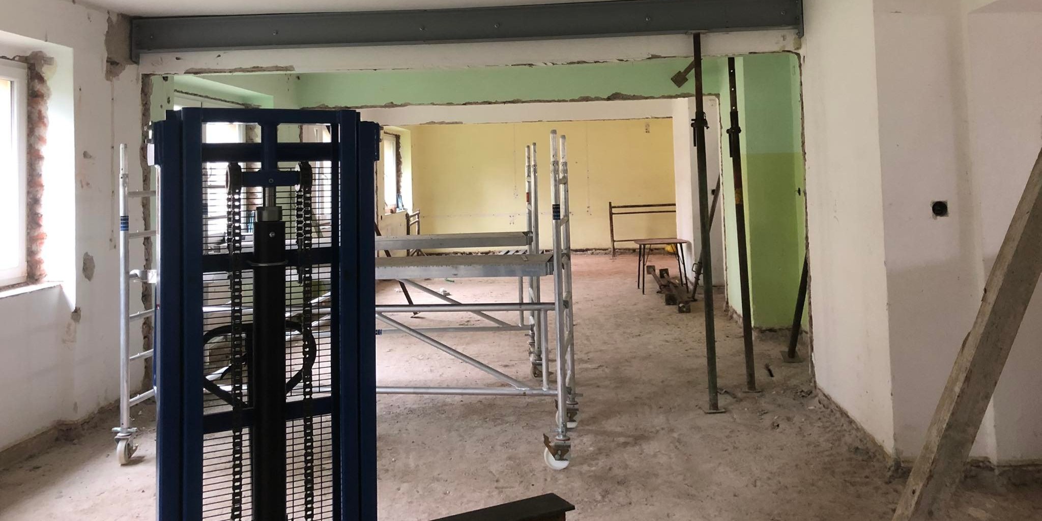 Completed structural reinforcement framework consisting of HEB100 and UPE240 steel profiles across multiple floors.