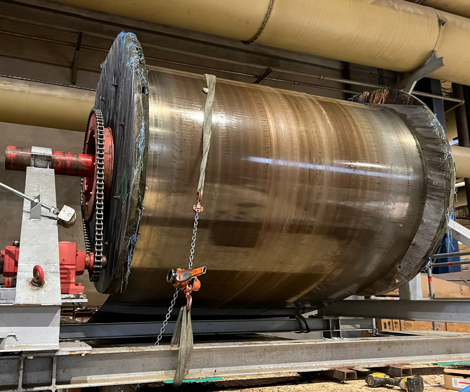 Replacement of an 8-ton industrial drum during a production shutdown