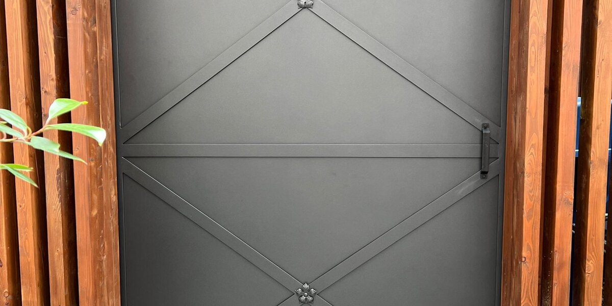 Custom steel entrance door in Prague – completed installation