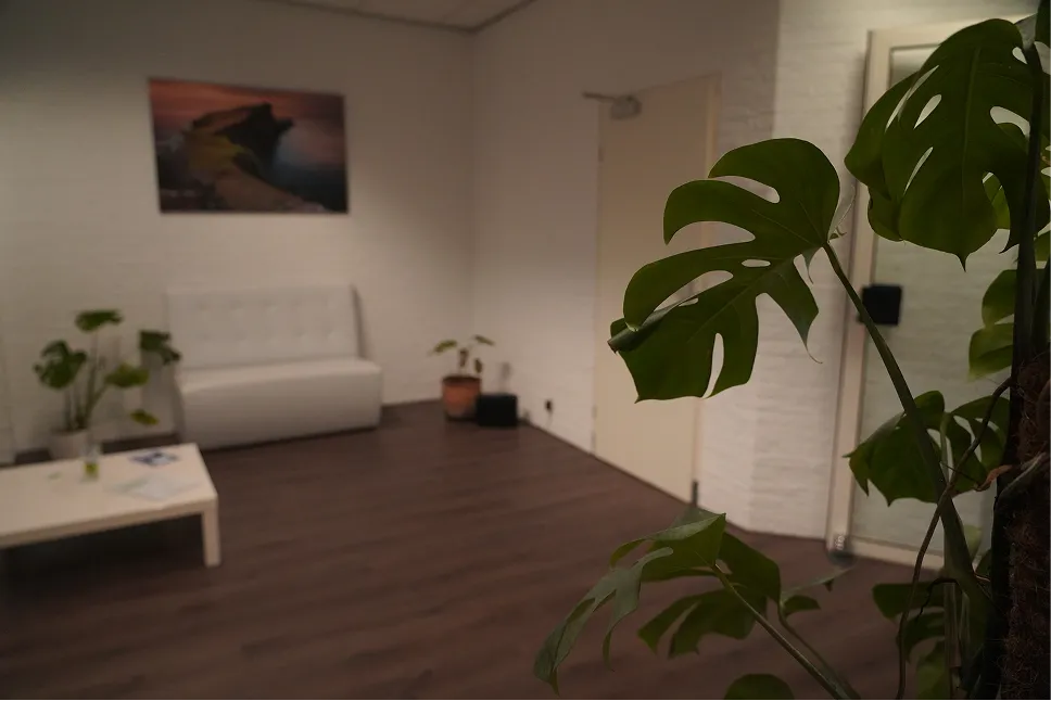 Afbeelding van een bureau met een document en een rekenmachine.