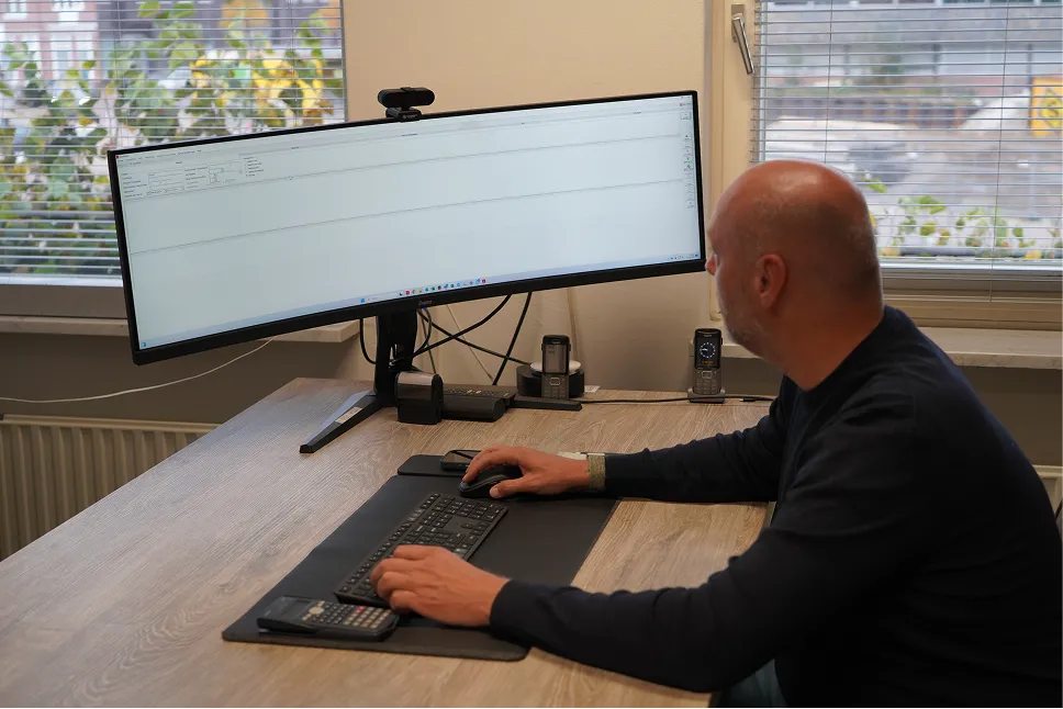 Interieur van een nette kantoorruimte met een bureau en planten.