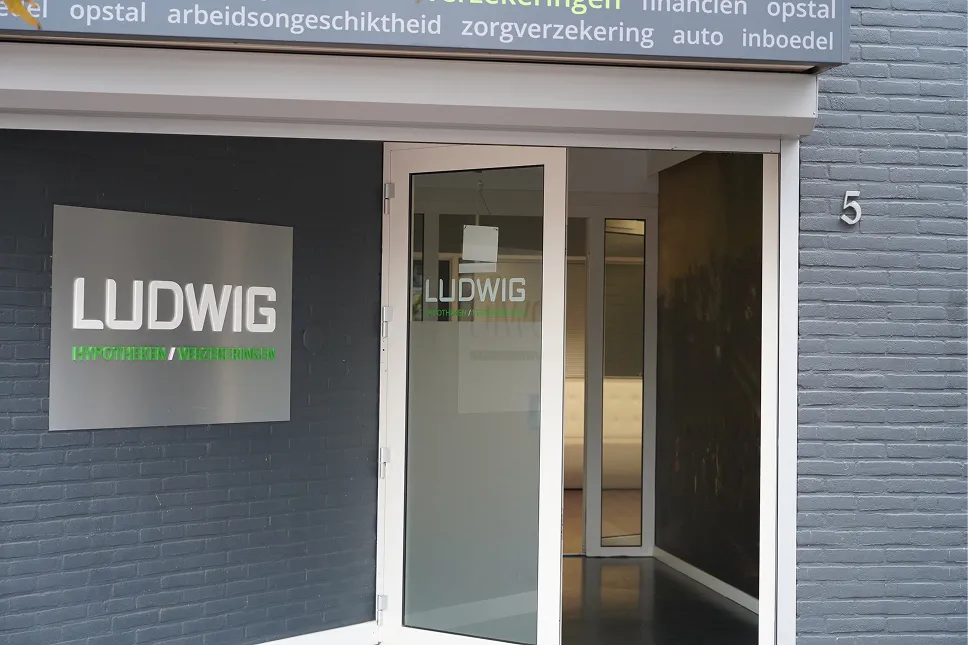 Moderne kantooromgeving met een computer en een georganiseerde werkplek.