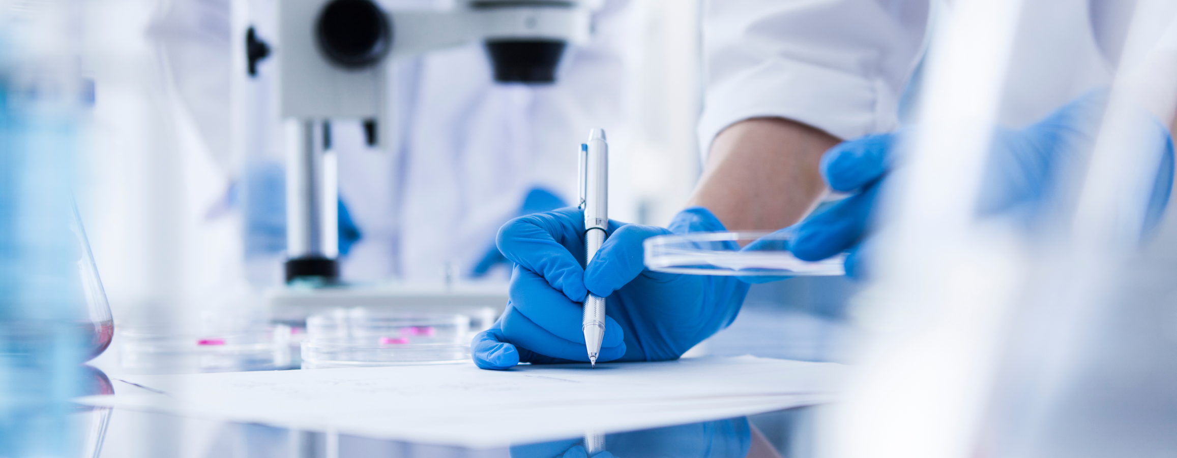 研究中メモを取る手元