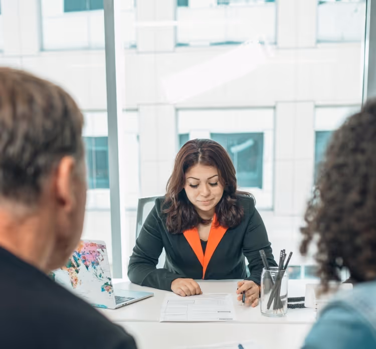 Conseiller en investissement immobilier défiscalisation avec un client - leads Leadvalue
