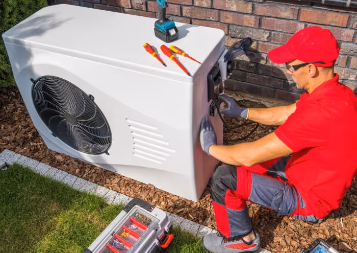 Technicien installant une pompe à chaleur air/eau - leads PAC qualifiés Leadvalue