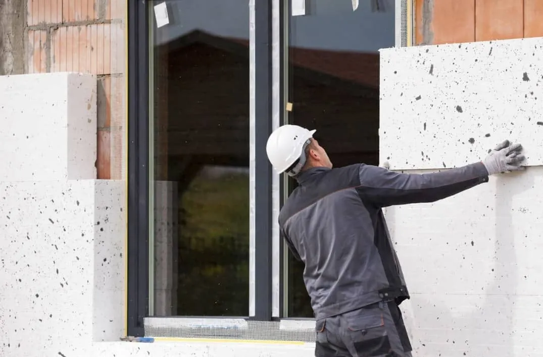 Artisan réalisant des travaux d’isolation thermique par l’extérieur - leads ITE Leadvalue