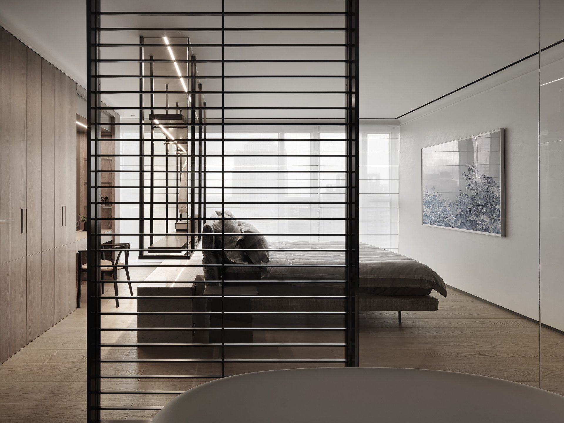 珥本設計|BOFFI HOME II 主臥全景:從主浴獨立浴缸望向主臥,黑鐵橫線屏風界定領域,淺木皮壁面延伸至更衣間走廊,床頭側牆一幅水墨花卉畫作靜置點題