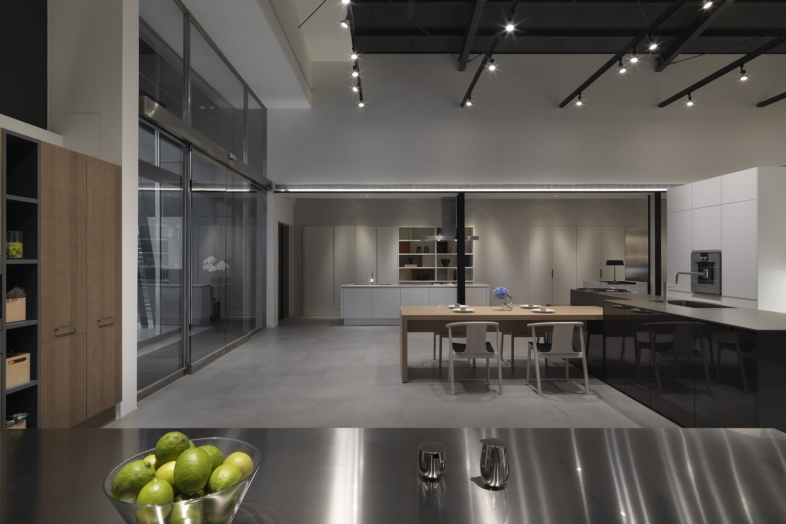 珥本設計｜築韻 LEICHT 廚房展示店不鏽鋼場景：不鏽鋼檯面延展，簡潔而理性的金屬語言呈現專業廚房的張力與秩序