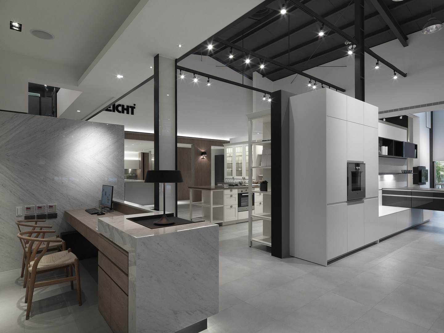 珥本設計|築韻 LEICHT 廚房展示店接待櫃台:白色大理石量體錨定入口,石材紋理與比例呈現精品氣韻