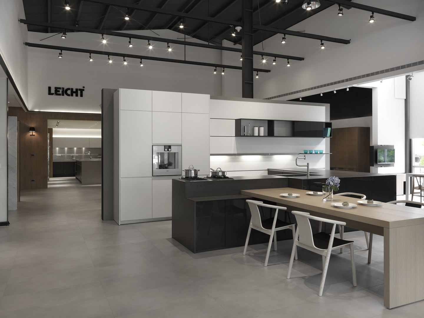 珥本設計｜築韻 LEICHT 廚房展示店品牌牆：LEICHT LOGO 與大面寬廚櫃展示並置，讓品牌識別與產品語言共構空間主軸