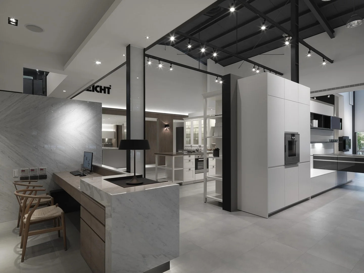 珥本設計|築韻 LEICHT 廚房展示店接待櫃台:白色大理石量體錨定入口,石材紋理與比例呈現精品氣韻