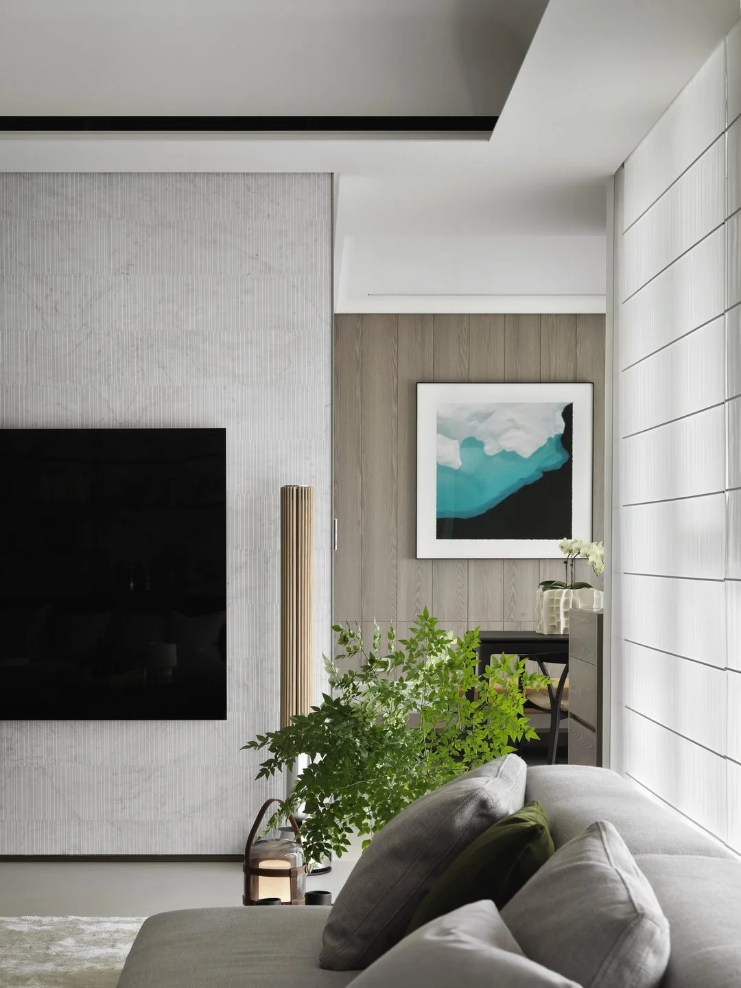 珥本設計｜大面積石材電視牆：BOFFI HOME II 台中七期客廳 SALVATORI RAW 細直紋大理石主牆，不鏽鋼收邊銜接淺色直紋木皮牆