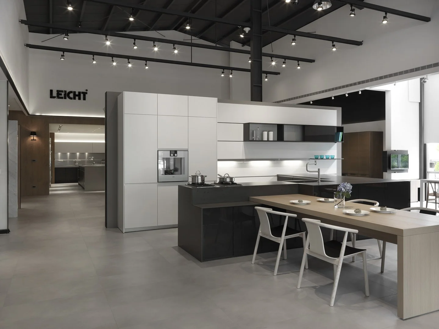 珥本設計｜築韻 LEICHT 廚房展示店品牌牆：LEICHT LOGO 與大面寬廚櫃展示並置，讓品牌識別與產品語言共構空間主軸