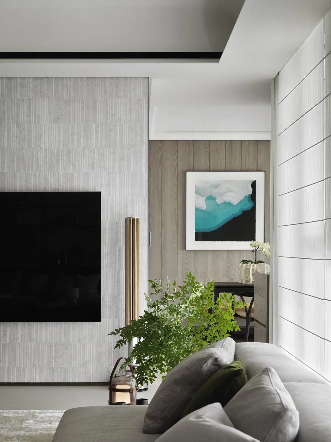 珥本設計|台中頂級豪宅室內設計:BOFFI HOME II 客廳 SALVATORI -RAW 細直紋大理石電視牆與木皮牆並置,側面不鏽鋼收邊